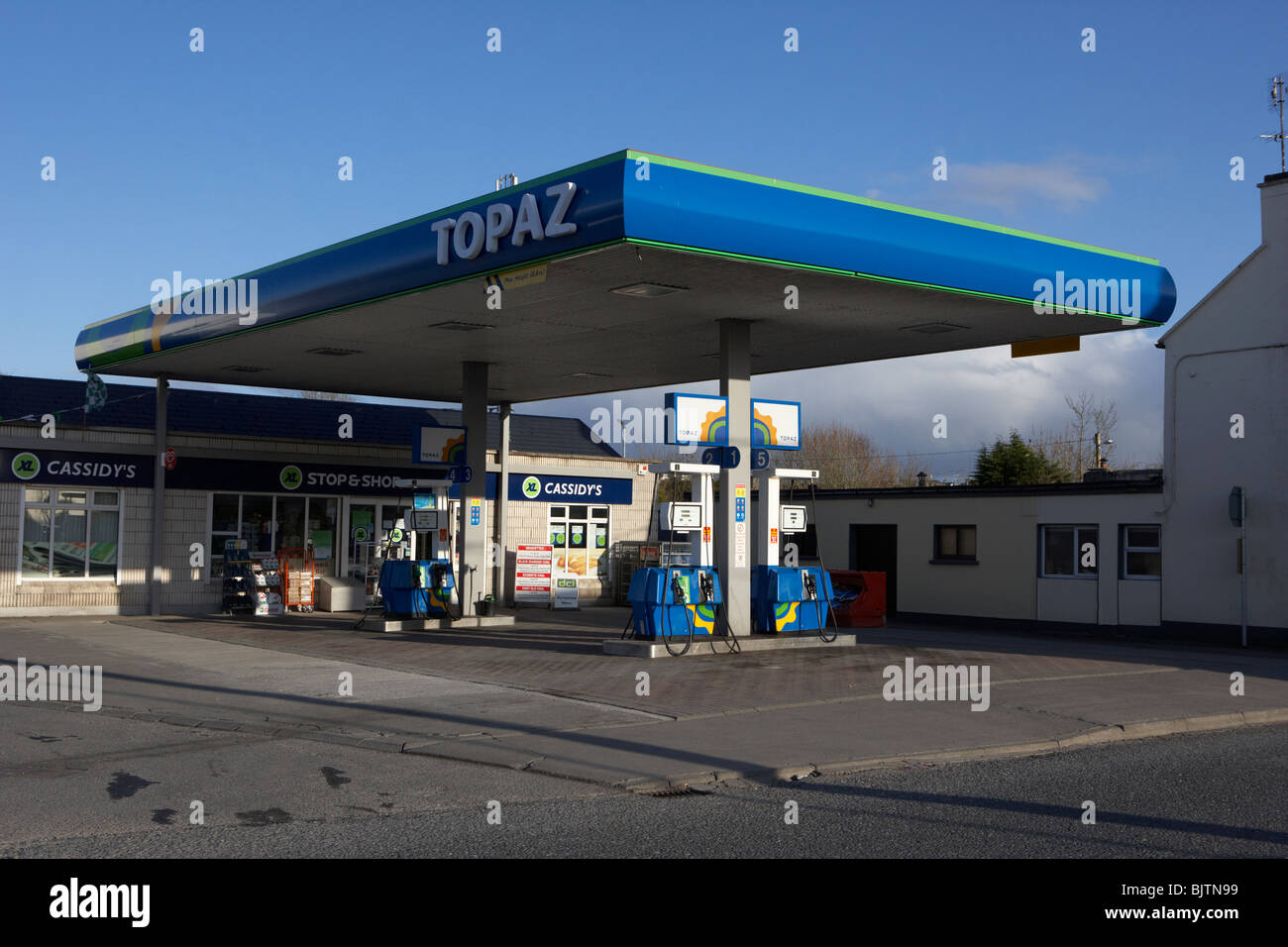 cassidys independent topaz petrol station and xl stop and shop service station shopping Charlestown county mayo Stock Photo