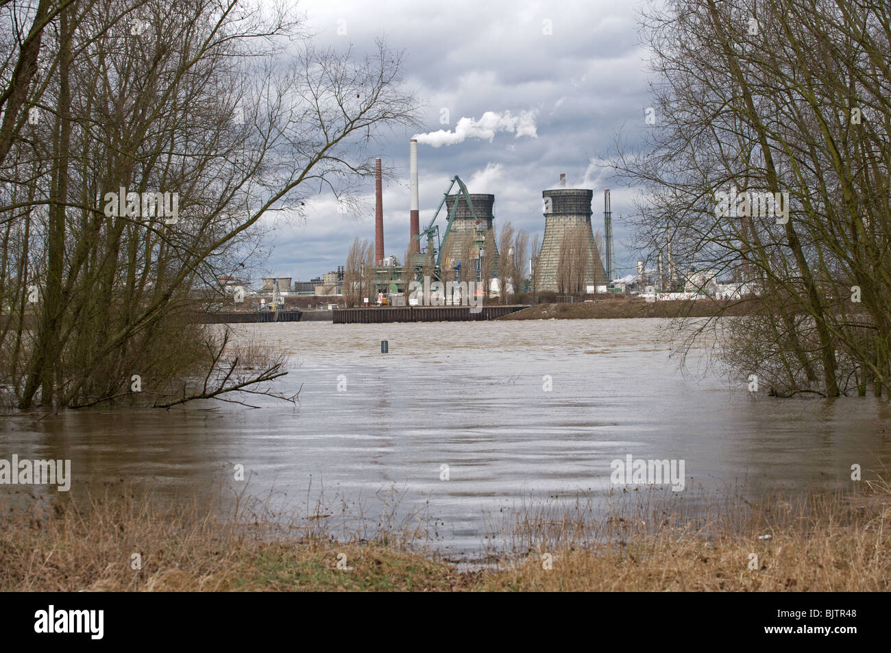 Shell oil refinery cologne hires stock photography and images Alamy