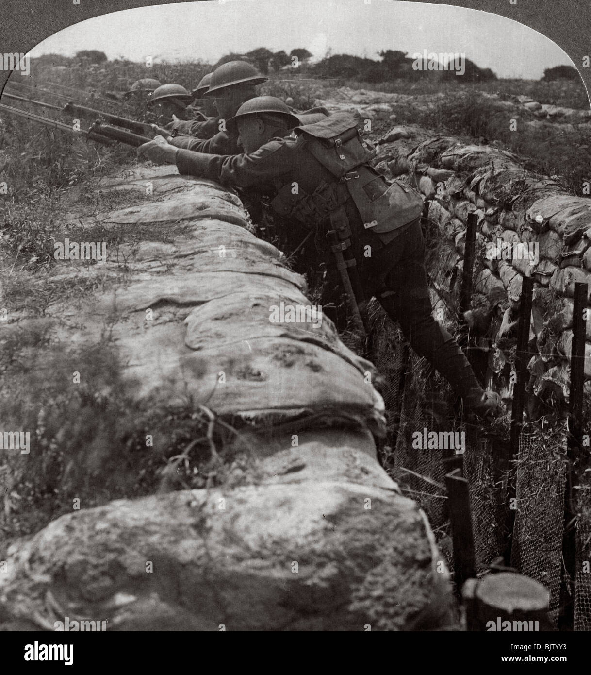 Soldiers leaving trench hi-res stock photography and images - Alamy