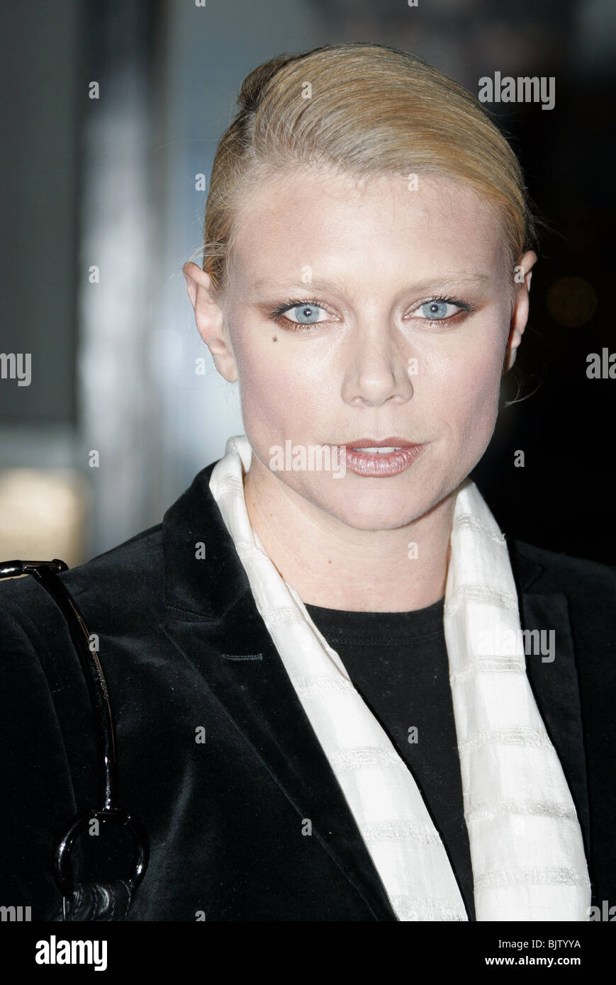 PETA WILSON THE LIFE & DEATH OF PETER SELL GRAUMAN'S CHINESE THEATRE HOLLYWOOD USA 15 November 2004 Stock Photo