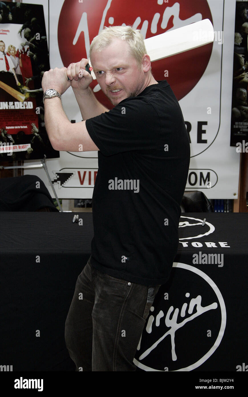 SIMON PEGG SHAUN OF THE DEAD DVD SIGNING VIRGIN MEGASTORE LOS ANGELES USA 06 January 2005 Stock Photo