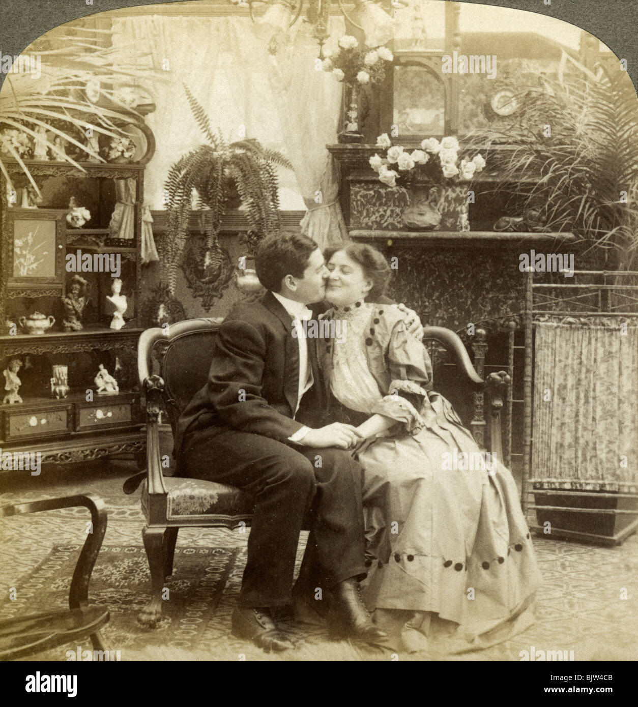 1900s couple embrace hi-res stock photography and images - Alamy