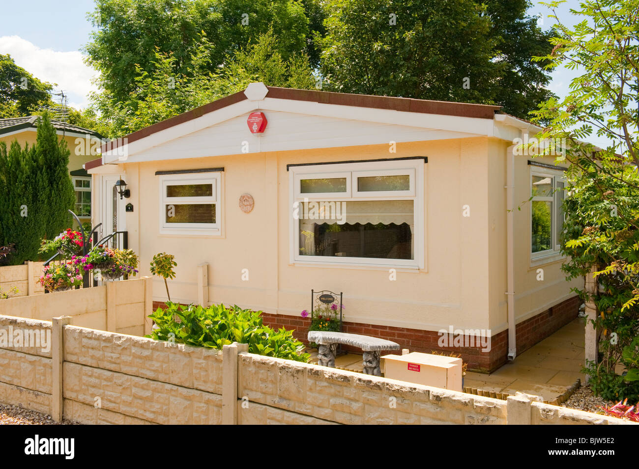 Fixed Mobile Home in retirement park Stock Photo