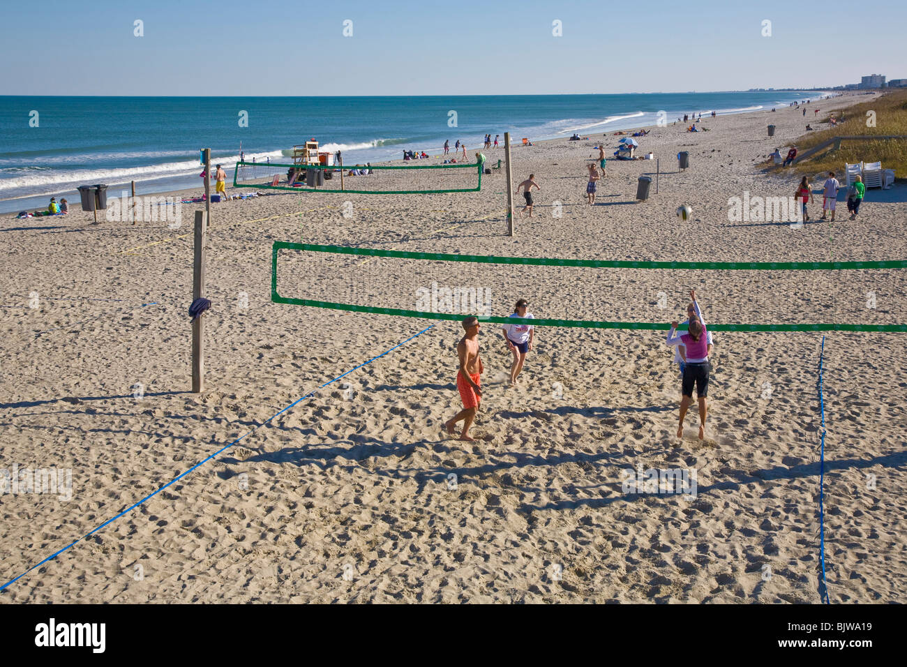 Kids playing beach volleyball hires stock photography and images Alamy