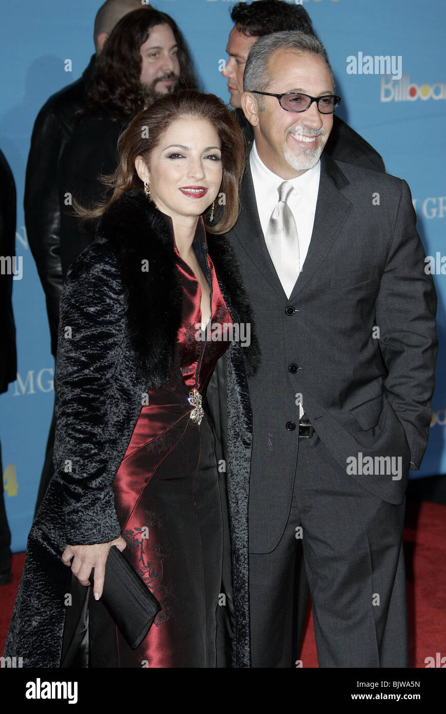 GLORIA ESTEFAN & EMILO ESTEFAN 2004 BILLBOARD MUSIC AWARDS MGM GRAND GARDEN ARENA MGM GRAND HOTEL LAS VEGAS US 08 December 200 Stock Photo