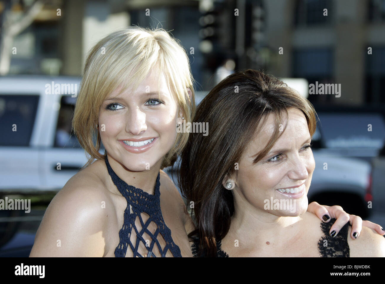 ASHLEE SIMPSON & TINA SIMPSON THE DUKES OF HAZZARD WORLD PR GRUMANN'S CHINESE THEATRE HOLLYWOOD LOS ANGELES USA 28 July 2005 Stock Photo