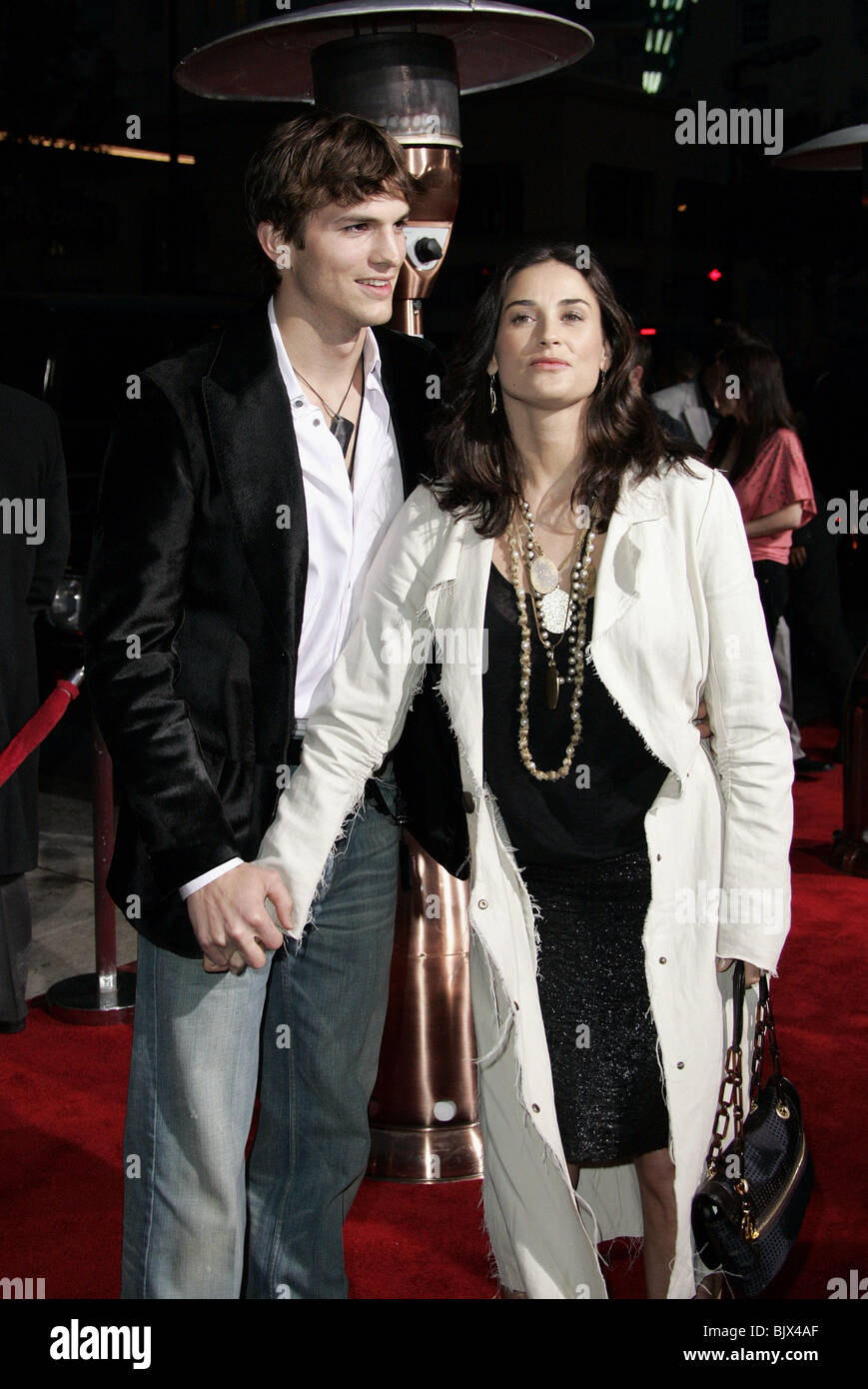 ASHTON KUTCHER & DEMI MOORE GUESS WHO FILM PREMIERE CHINESE THEATRE  HOLLYWOOD LOS ANGELES USA 13 March 2005 Stock Photo - Alamy