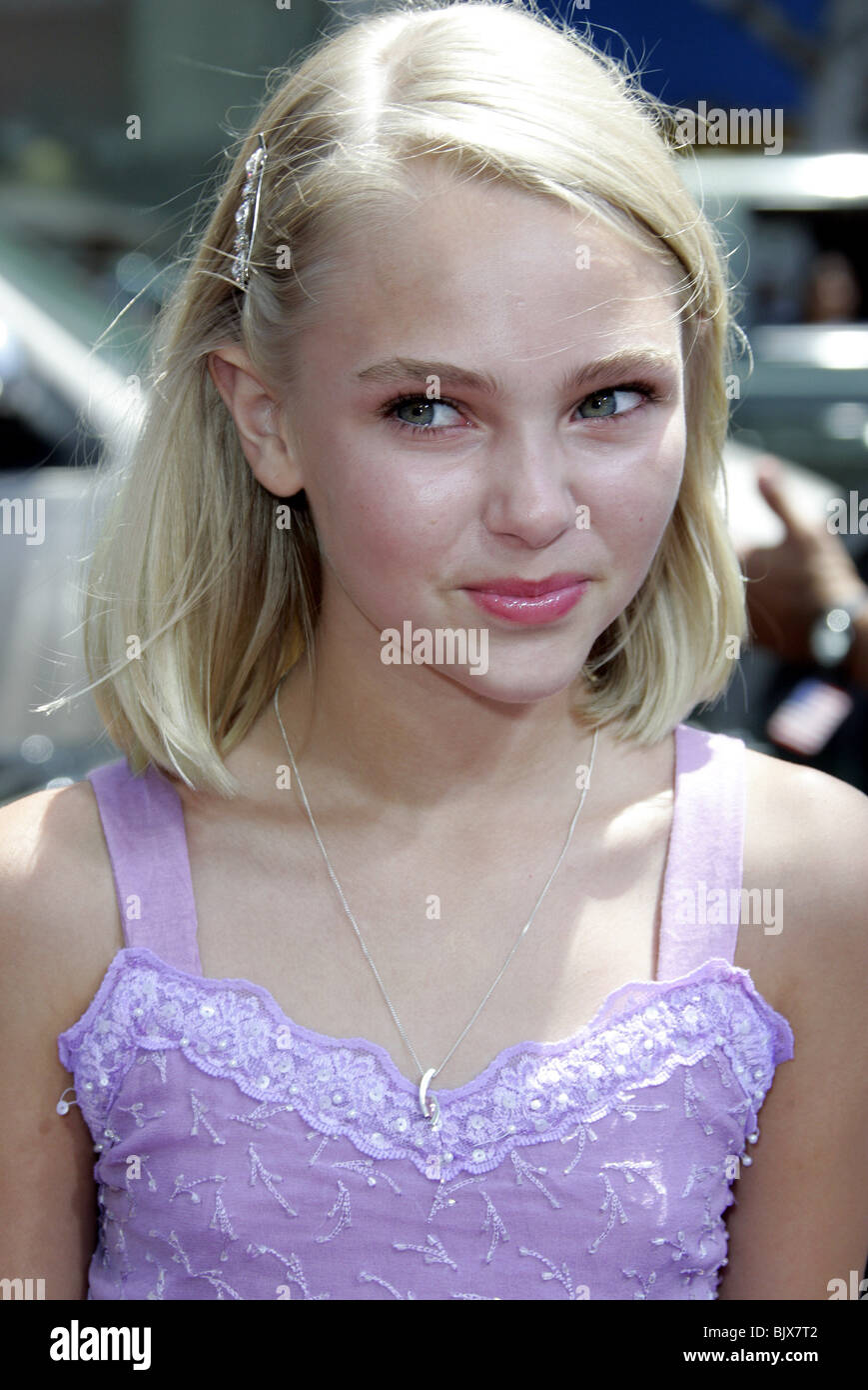 Pics of annasophia robb