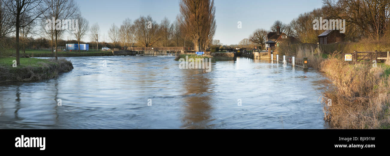 Dawn on the River Thames at Northmoor Lock and Weir in Oxfordshire, Uk Stock Photo
