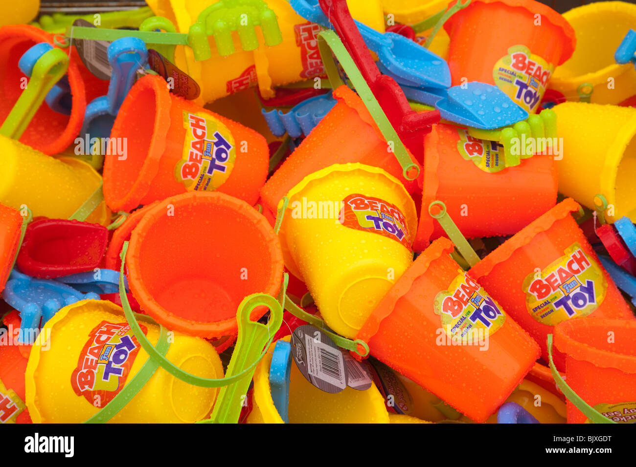 Children digging bucket and spades hires stock photography and images