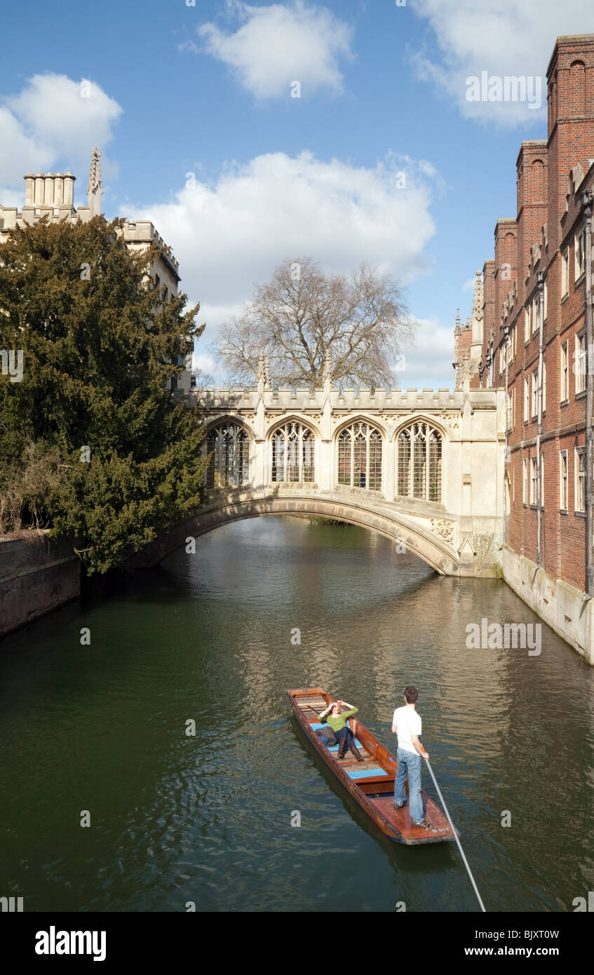 Cambridge punting UK; Punting at the Bridge of Sighs, St Johns College Cambridge University, Cambridge UK Stock Photo