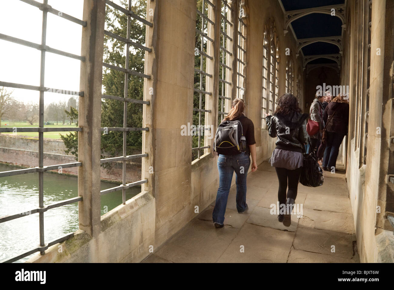 Students crossing the Bridge of Sighs, St Johns College, Cambridge University, Cambridge, UK Stock Photo