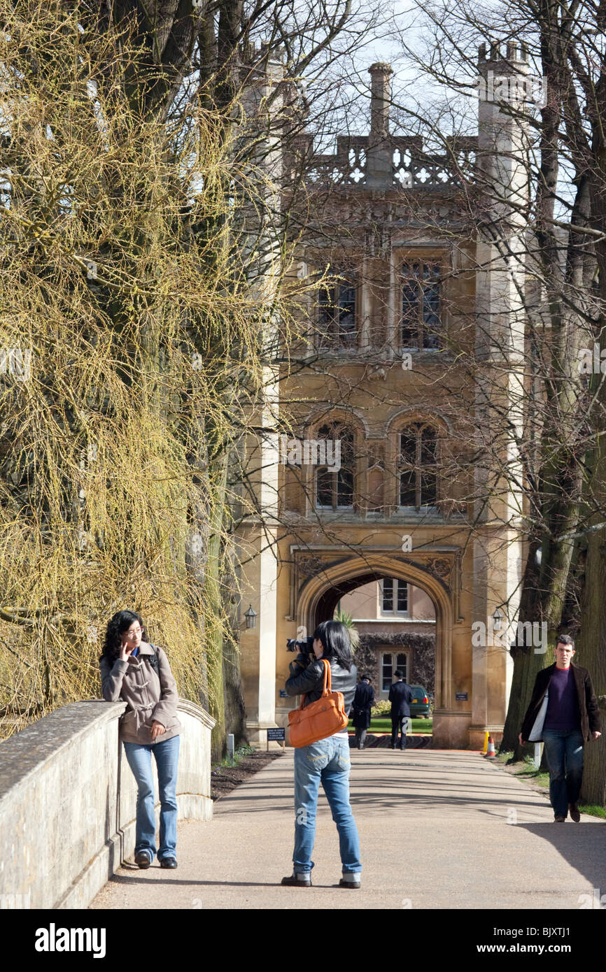 Tourists taking photos on the bridge across the river cam, Trinity College, Cambridge University, Cambridge, UK Stock Photo