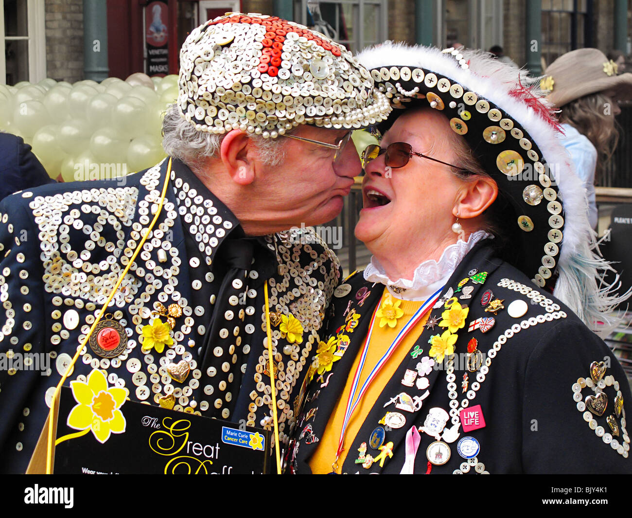 Pearly pucker king queen kings queens kissing London cockney Stock Photo