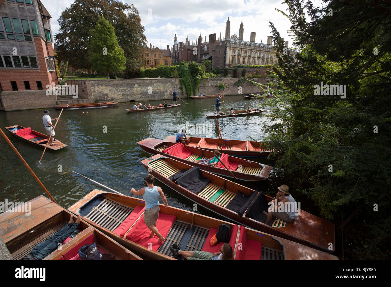 Cambridge Tourism - Independent Punt operators prepare to take tourists on the River Cam in central Cambridge UK Stock Photo