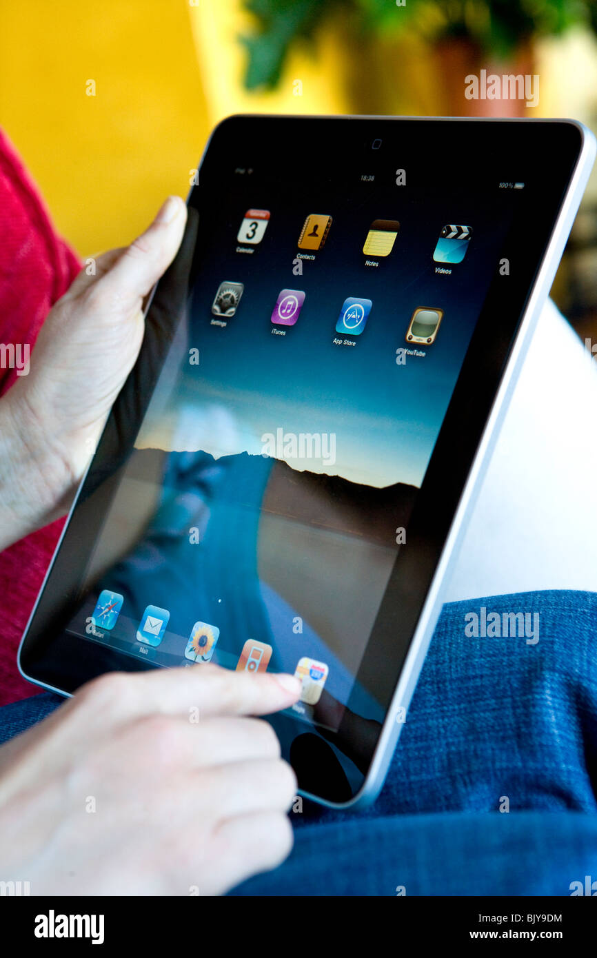 Apple ipad tablet being used hi-res stock photography and images - Alamy
