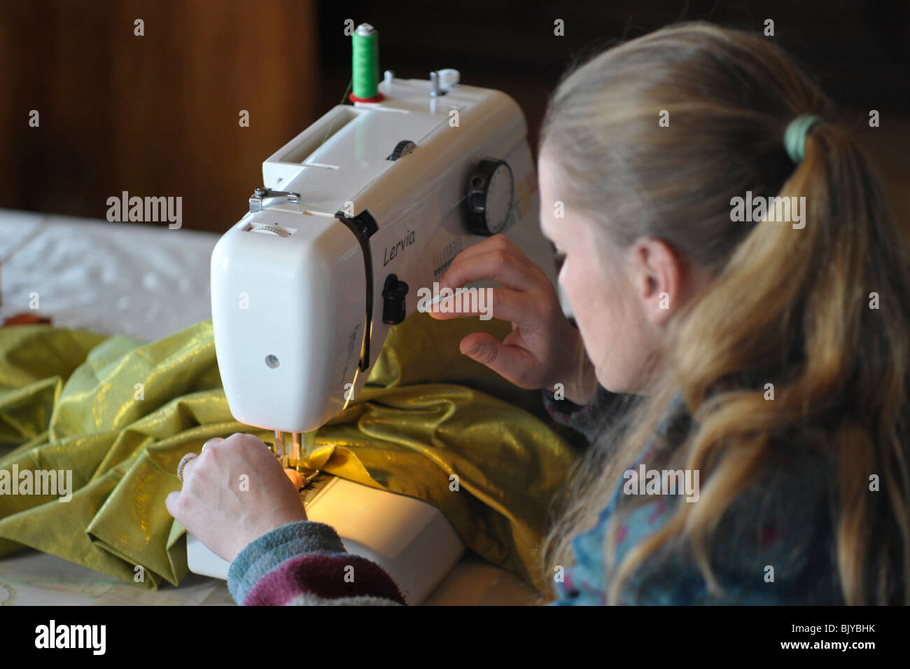 Housewife using sewing machine hi-res stock photography and images - Alamy