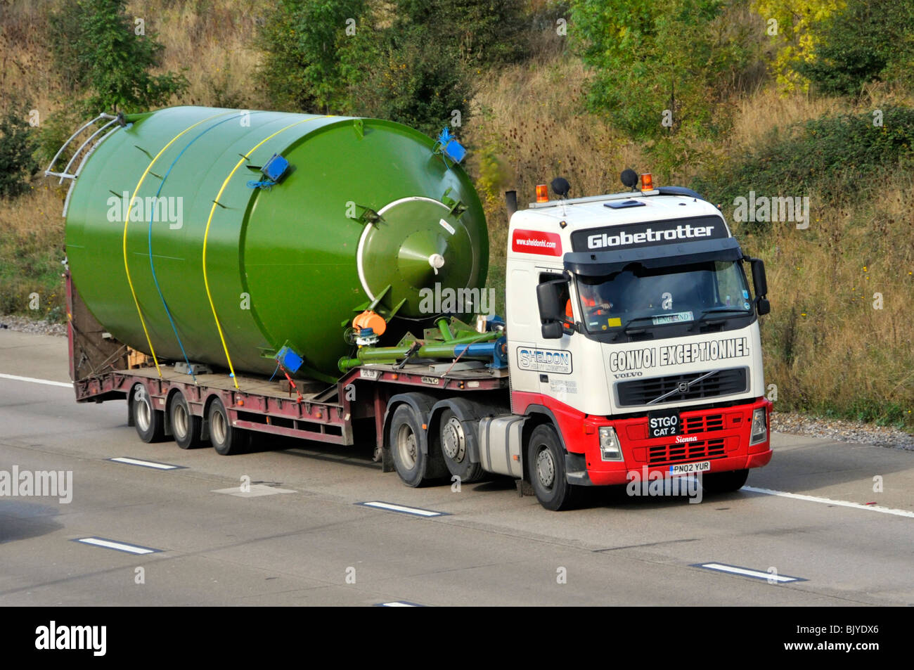 M25 motorway lorry and low loader trailer Stock Photo