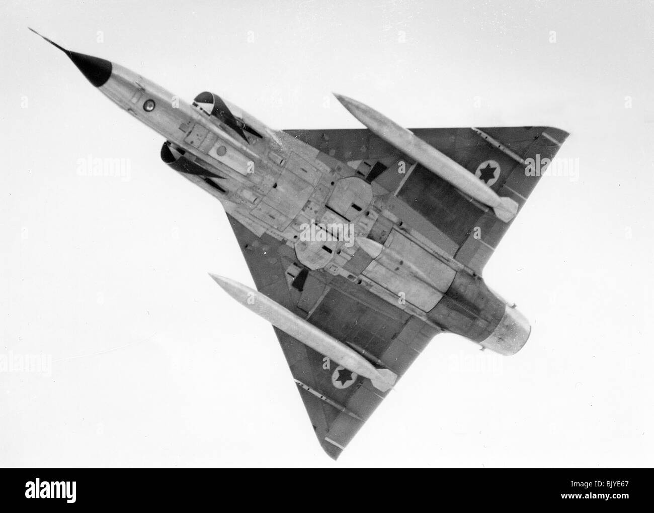 israeli-air-force-dassault-mirage-iiicj-fighter-plane-in-flight-archival-BJYE67.jpg