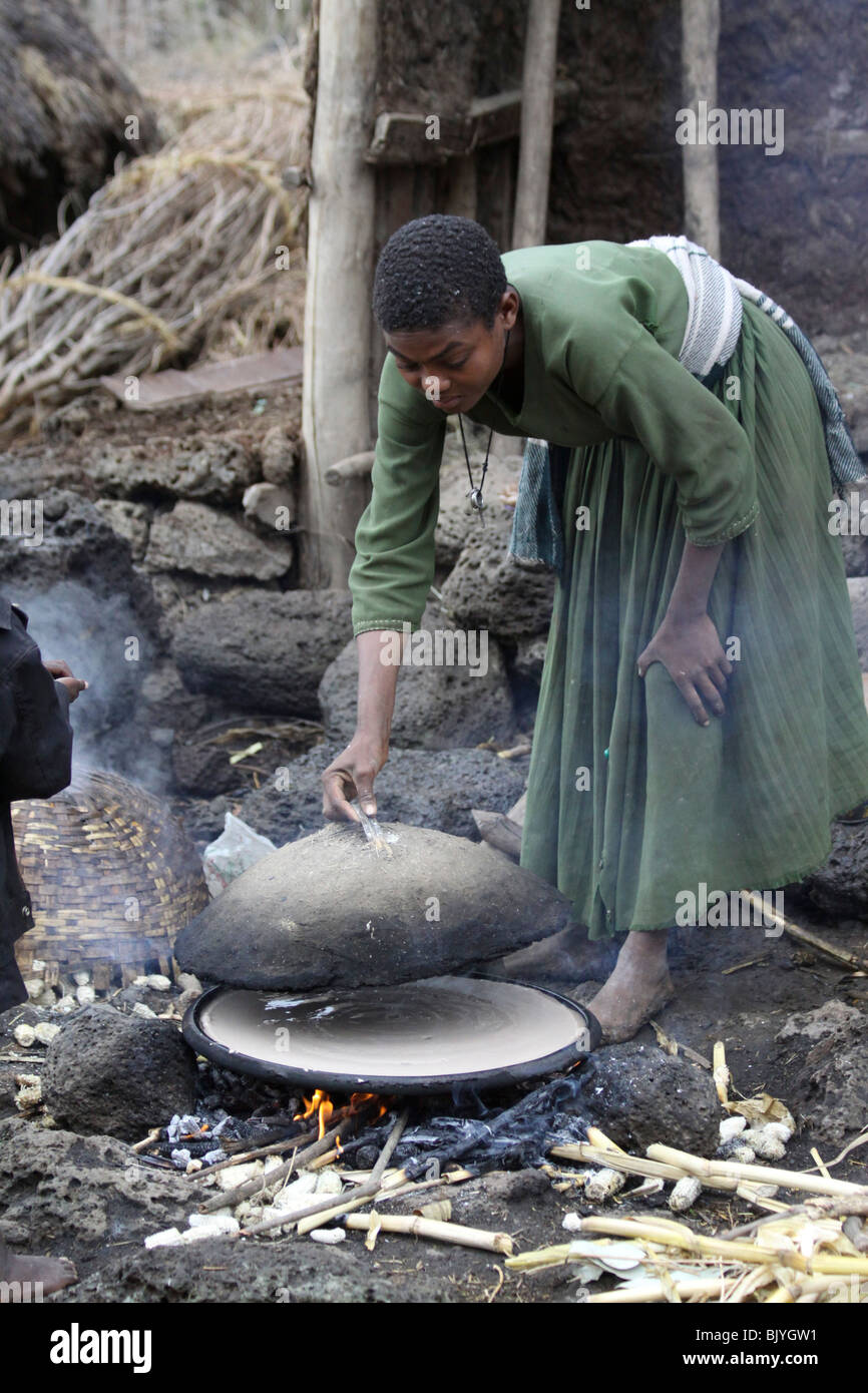 Africa, Ethiopia, Lalibela, Woman cooking Injera (pancake like bread