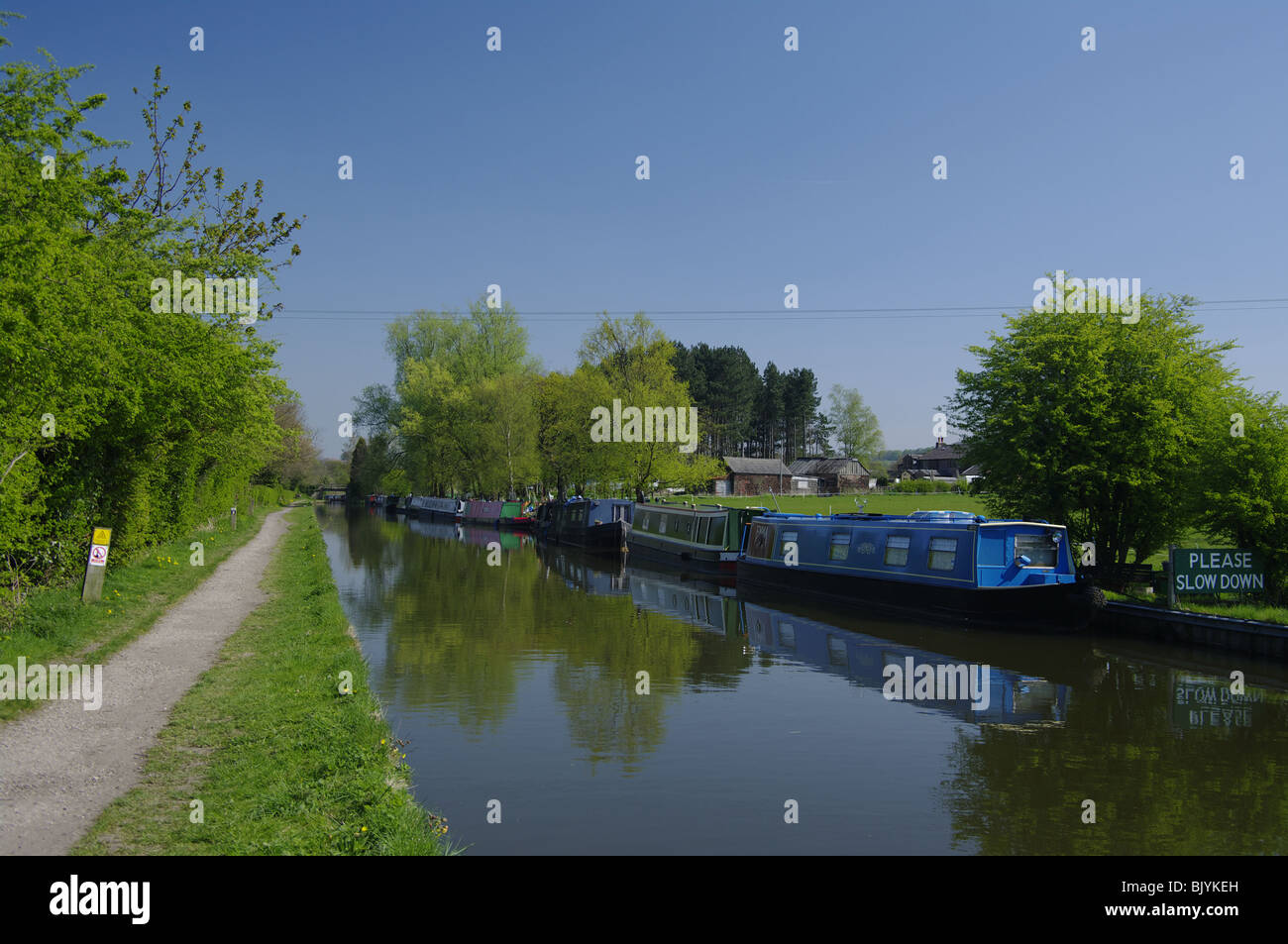 Narrow boats on canal hi-res stock photography and images - Alamy