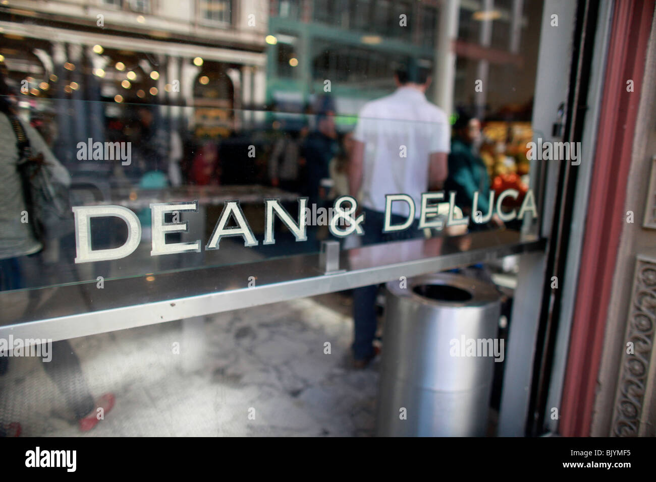 Dean & Deluca, SoHo,  New York City, USA .  Gourmet food store on the corner of Broadway and Prince St. Front window with reflec Stock Photo