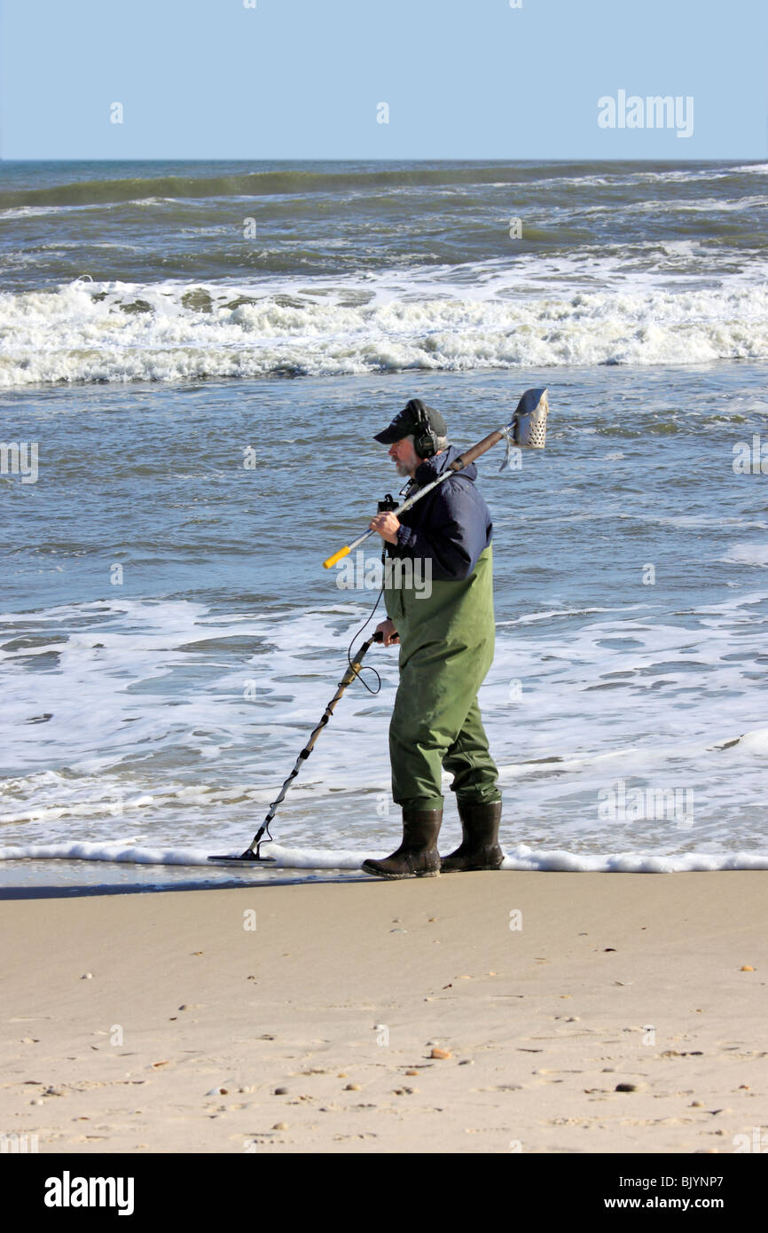 Man searching for treasure with metal detector, Smith Point Beach, Long Island, NY Stock Photo