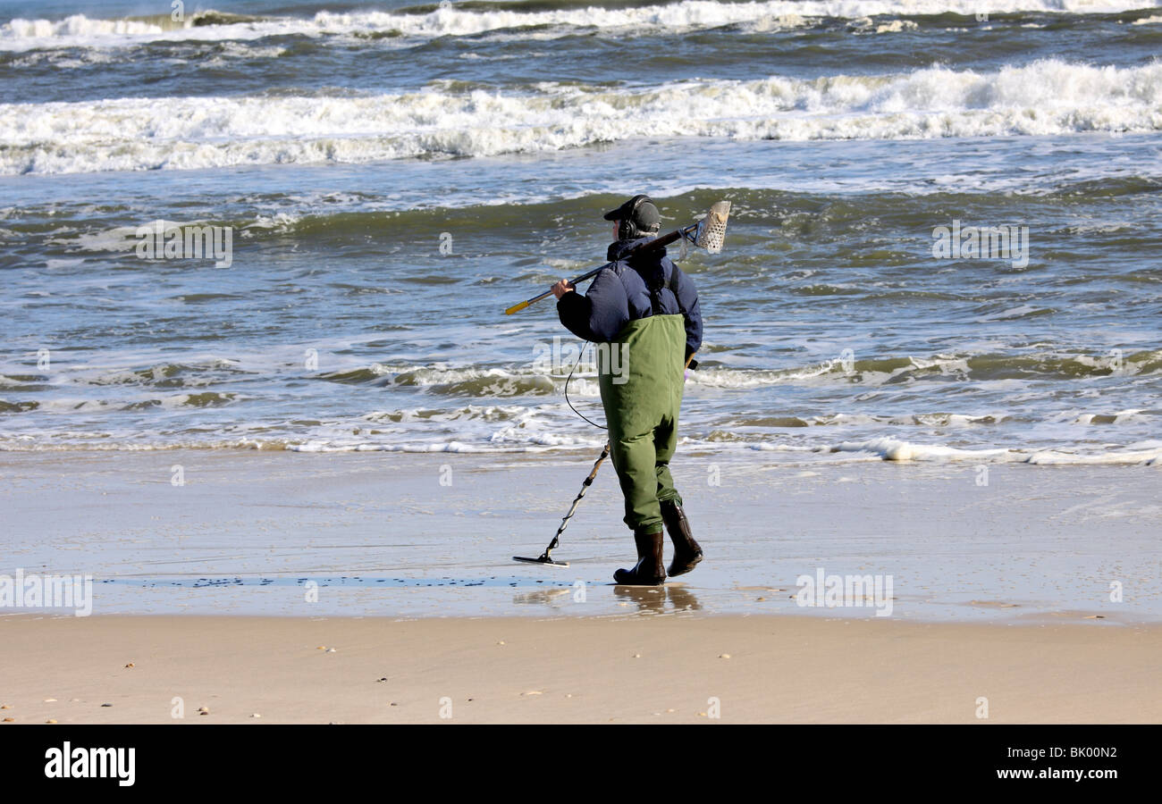 Man searching for treasure with metal detector, Smith Point Beach, Long Island Stock Photo