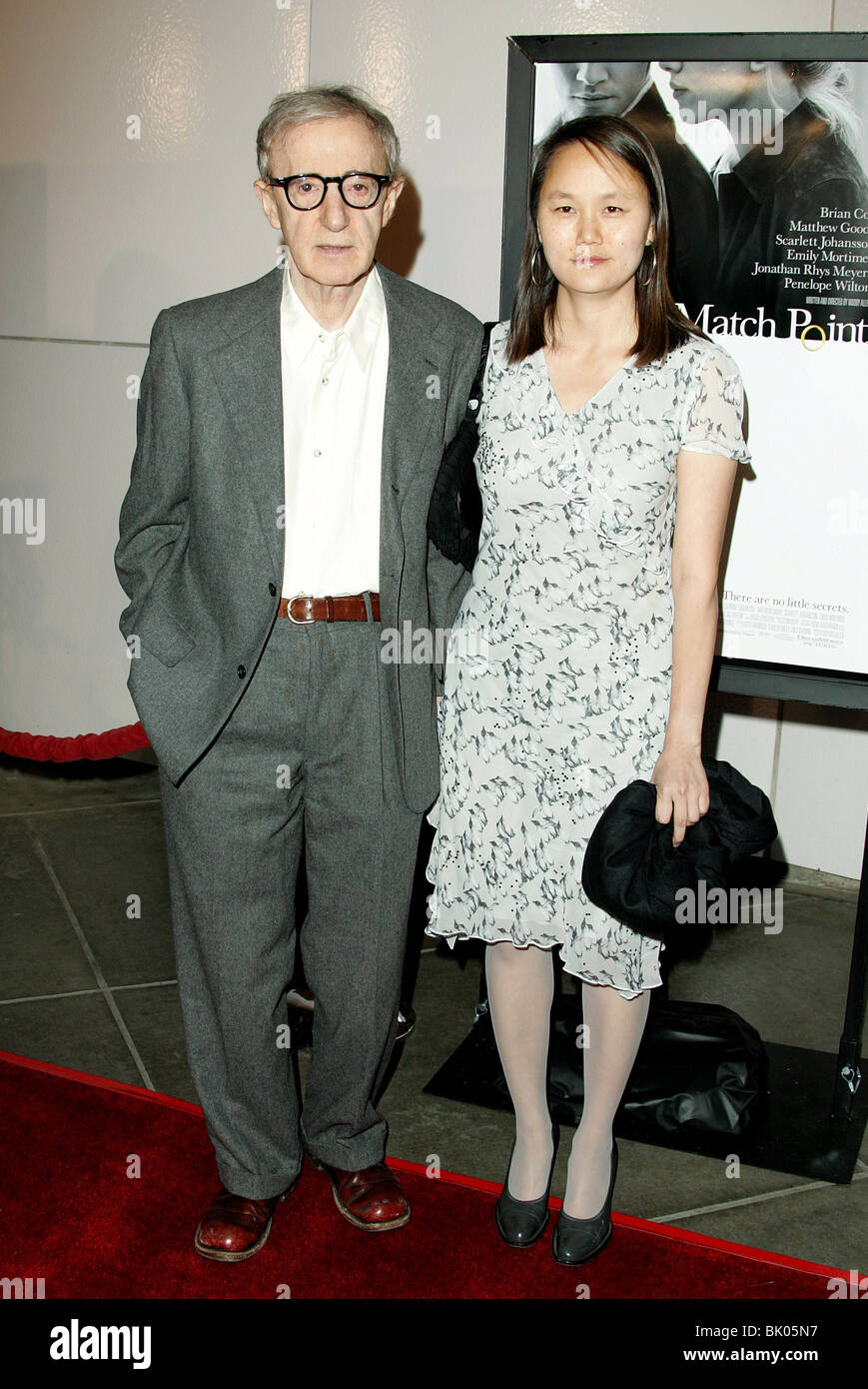 WOODY ALLEN & SOON-YI PREVIN MATCH POINT PREMIER LOS ANGELES COUNTY MUSEUM OF ART LOS ANGELES USA 08 December 2005 Stock Photo