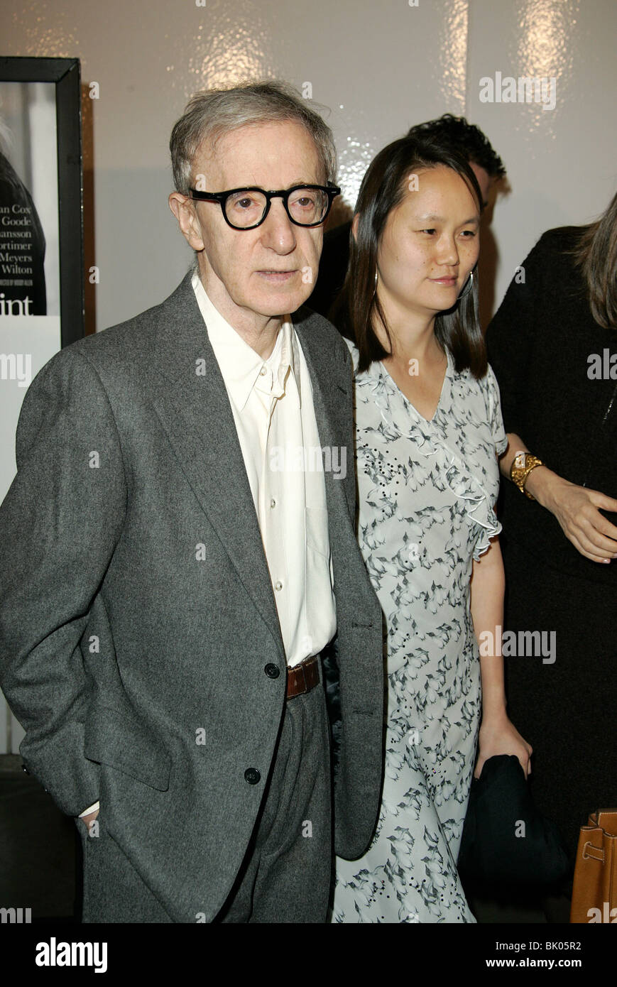 WOODY ALLEN & SOON-YI PREVIN MATCH POINT PREMIER LOS ANGELES COUNTY MUSEUM OF ART LOS ANGELES USA 08 December 2005 Stock Photo