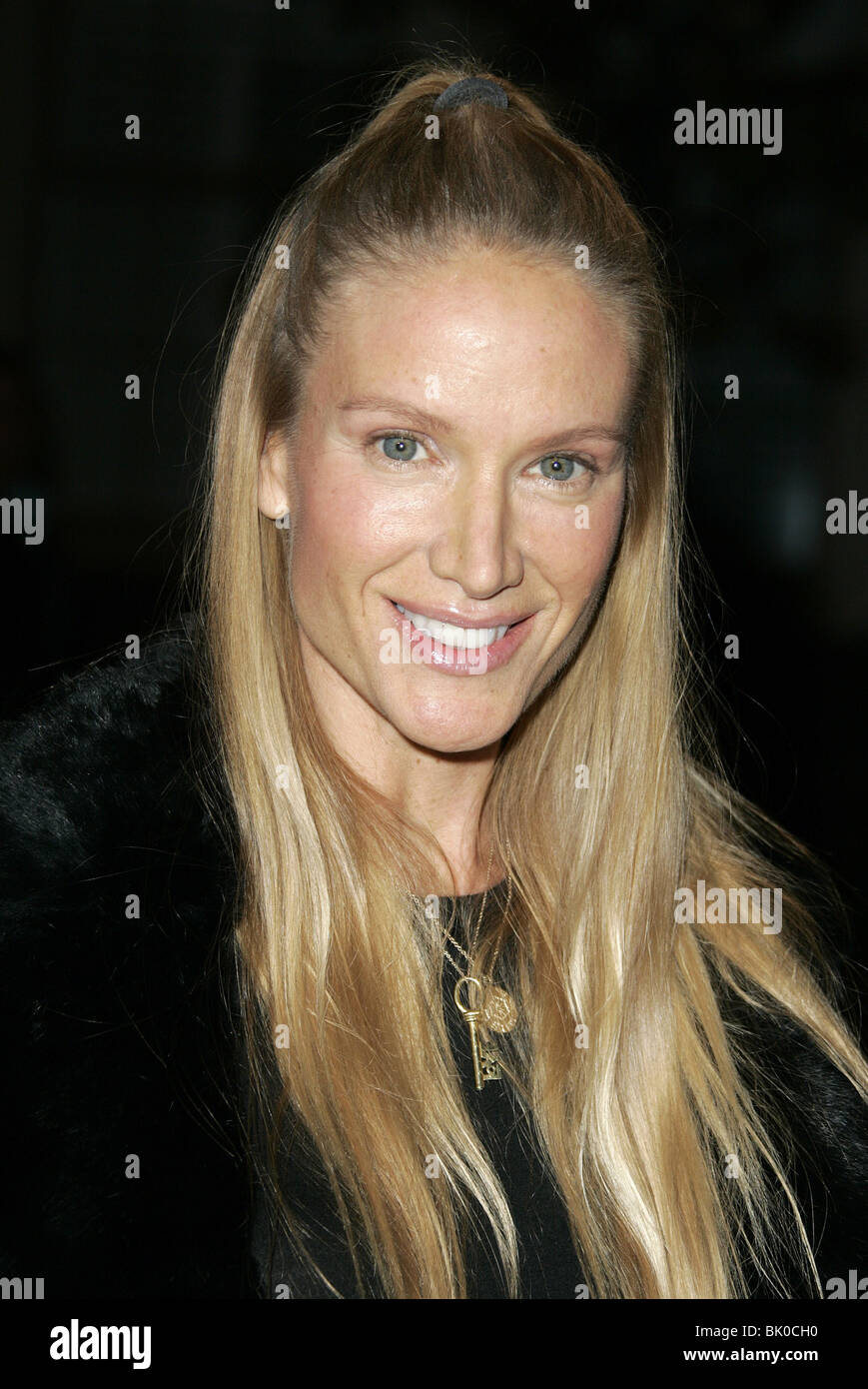 KELLY LYNCH NEIL YOUNG: HEART OF GOLD PREMIERE PARAMOUNT STUDIOS LOS ANGELES CALIFORNIA USA 07 February 2006 Stock Photo