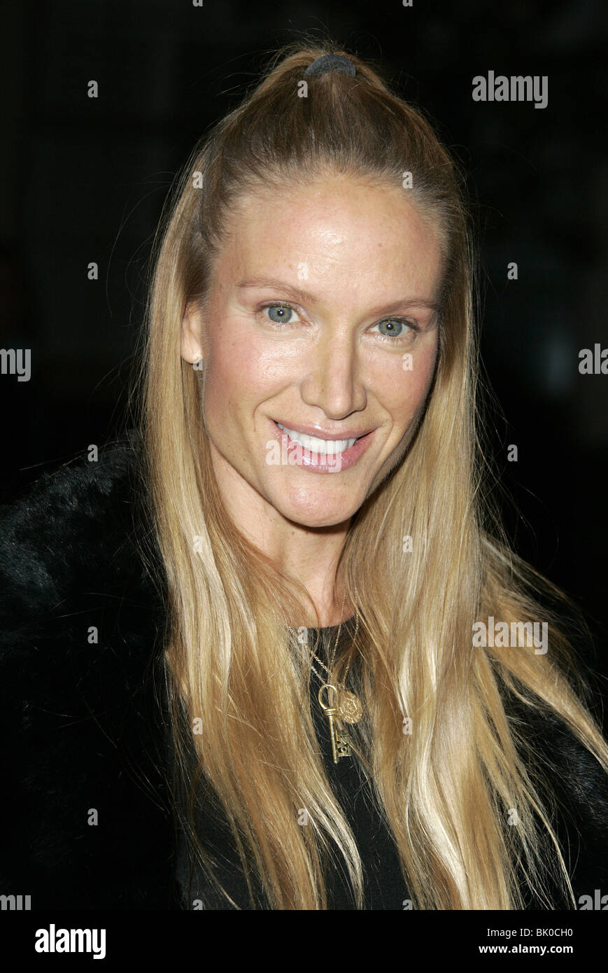 KELLY LYNCH NEIL YOUNG HEART OF GOLD PREMIERE PARAMOUNT STUDIOS LOS