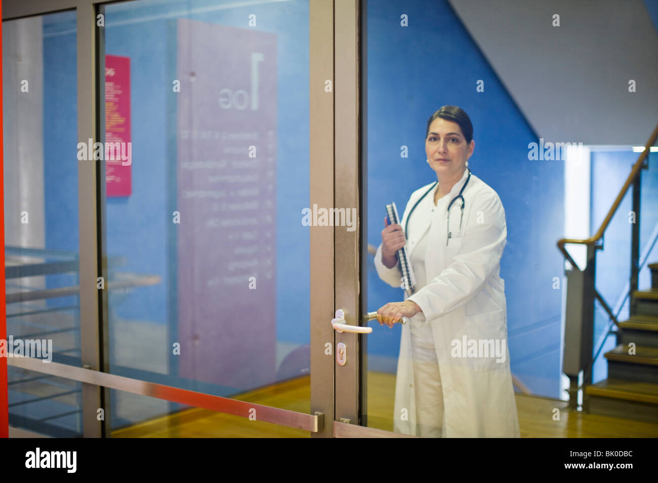 Врач за дверью. Не открыл дверь врачу. Врач прячется от пациента. Не открыл дверь врачу. Не открыл дверь врачу.