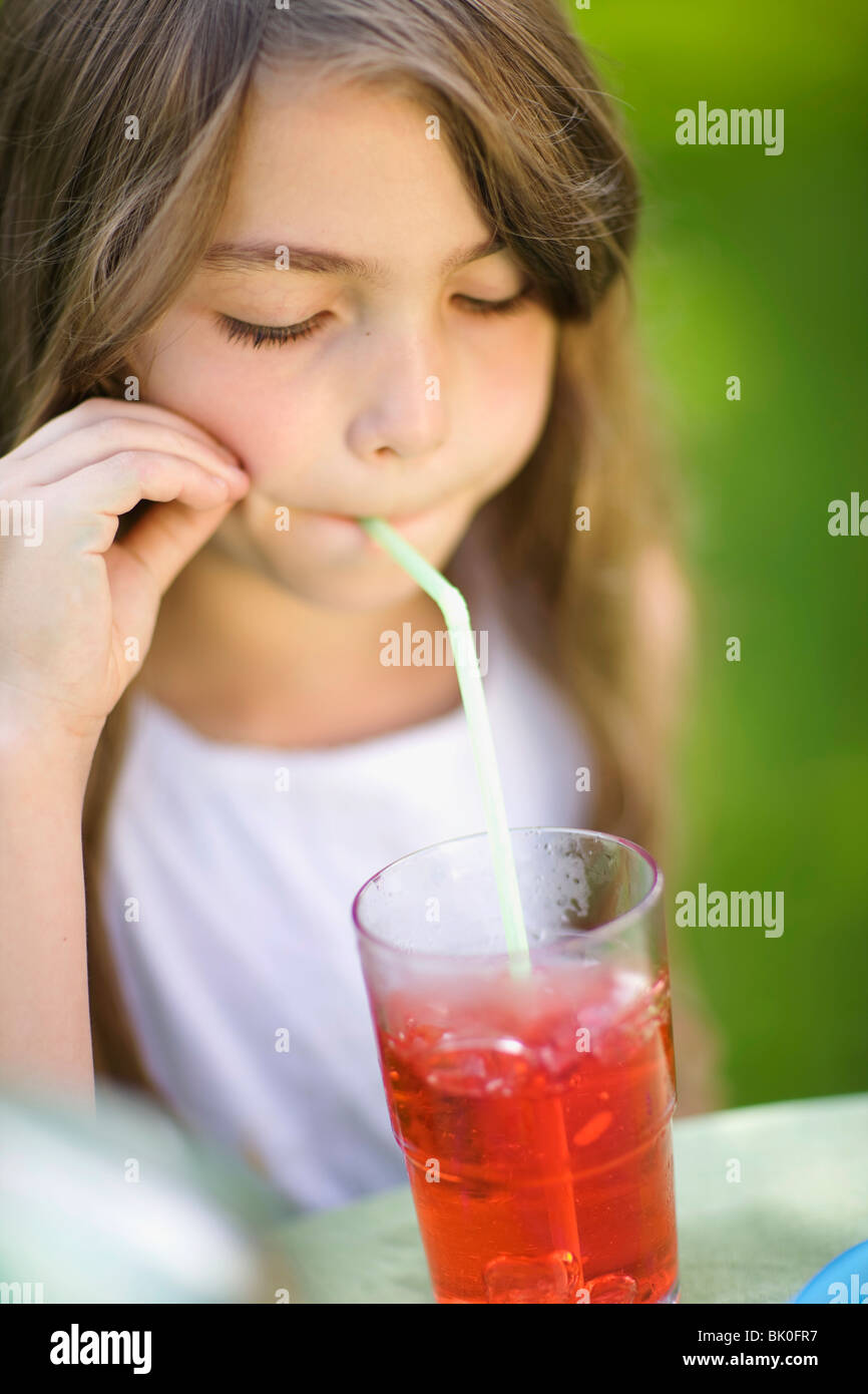 молоко для детей. Little drink. маленькие девочки пьют. дети воды. ребенок пьет сок на природе.