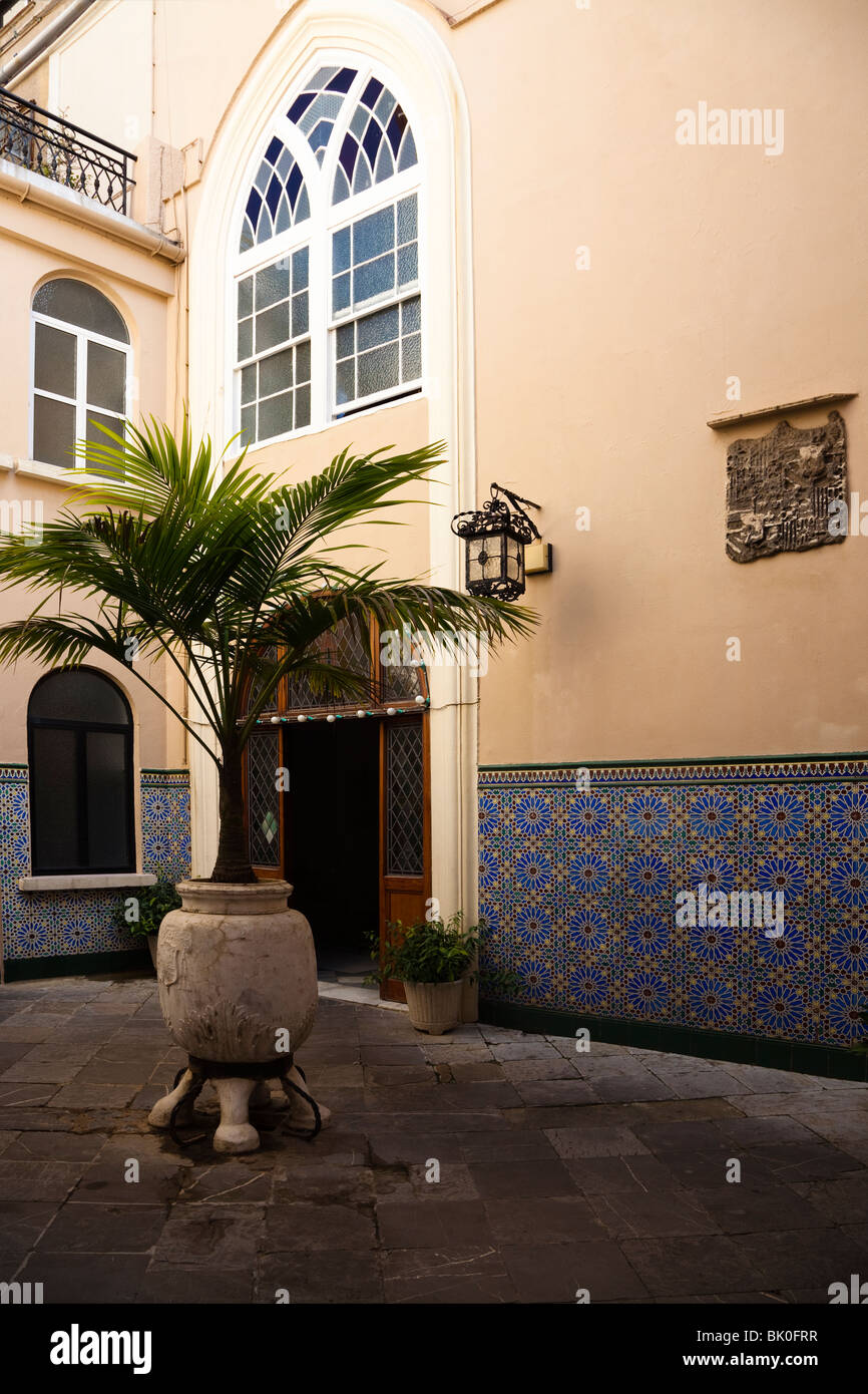 Courtyard interior walls hi-res stock photography and images - Alamy