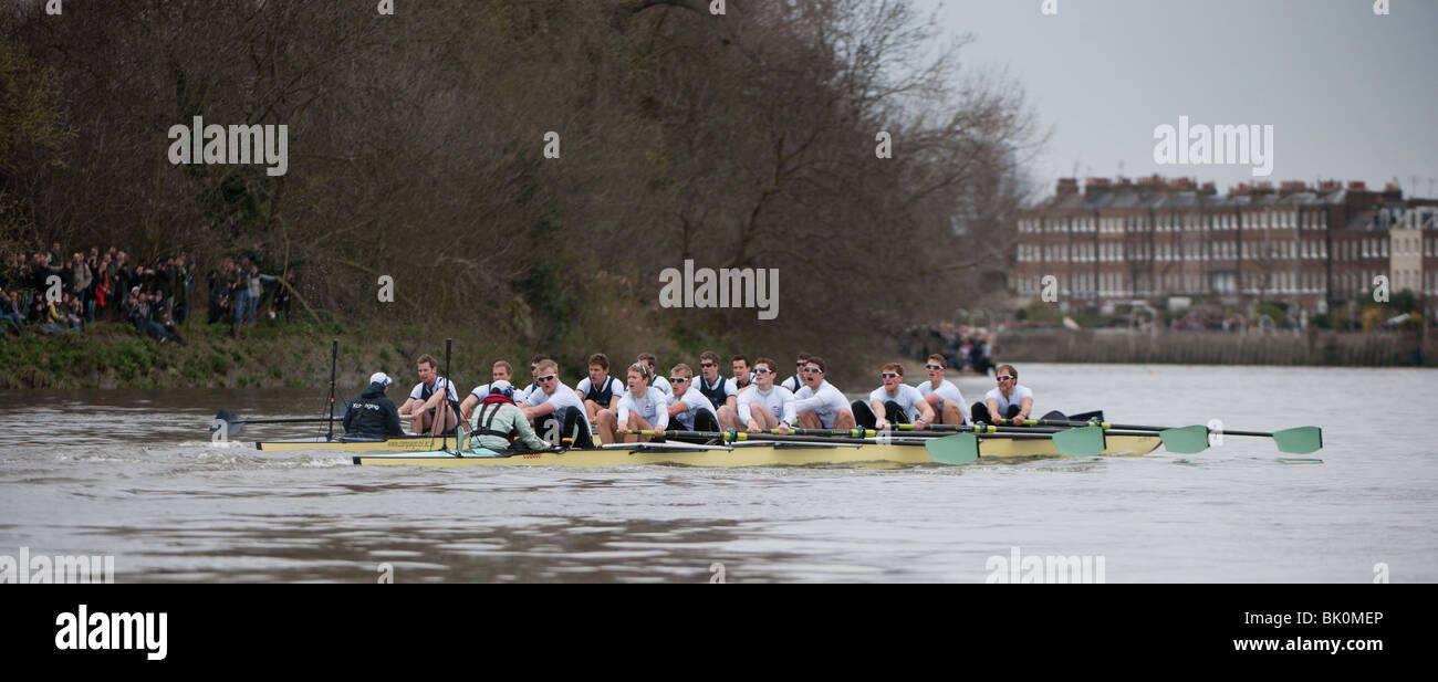 03/04/2010. The 156th Xchanging University Boat Race between Oxford University and Cambridge University Stock Photo