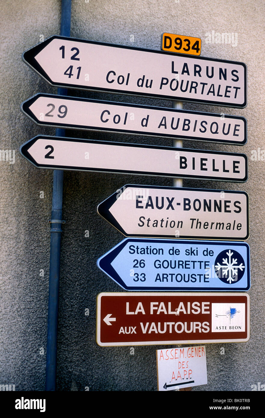 French language sign, directional sign, signpost, tourist route, town of Arudy, Arudy, France, Europe Stock Photo