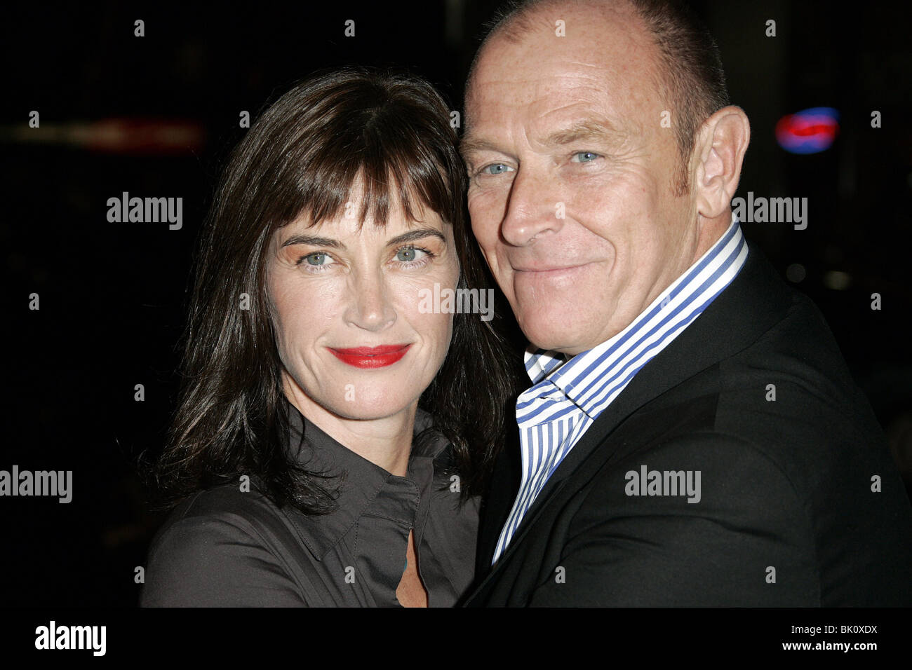 AMANDA PAYS & CORBIN BERNSEN KISS KISS BANG BANG. PREMIER CHINESE THEATRE HOLLYWOOD LOS ANGELES USA 18 October 2005 Stock Photo