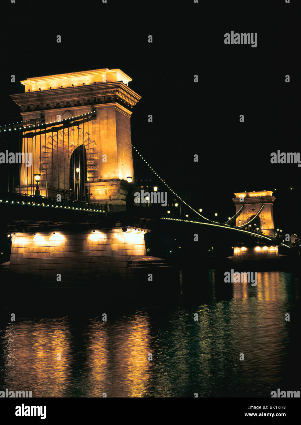 Chain Bridge (at night), Budapest, Hungary. Stock Photo