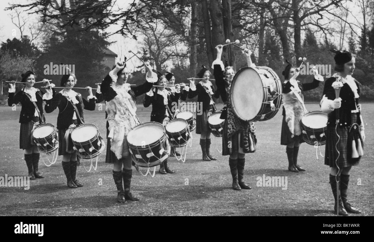 DAGENHAM GIRL PIPERS - Female bagpipe marching band about 1950 Stock Photo
