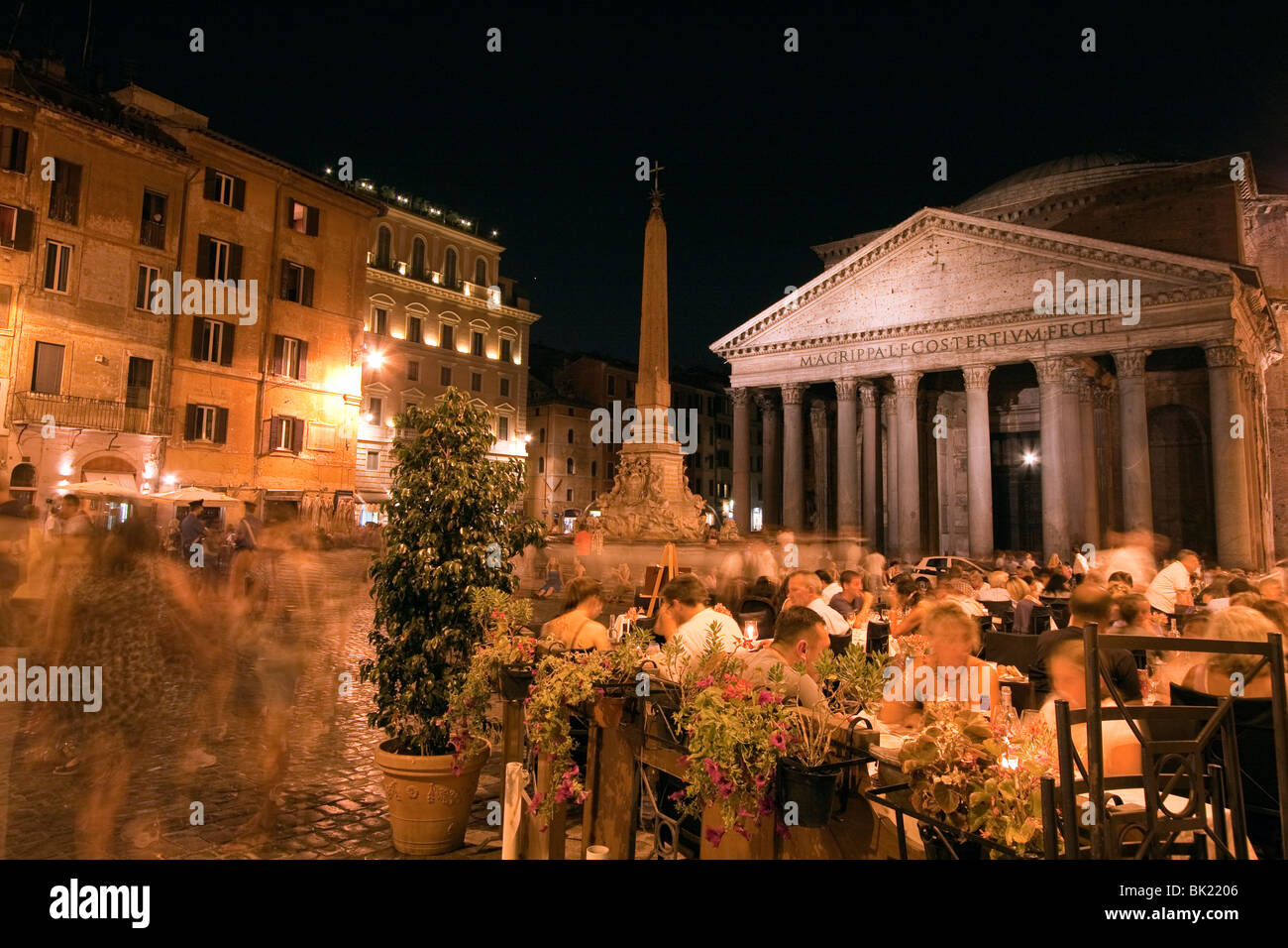 Piazza della Rotonda and Pantheon ad night, with people eating and drinking at restaurants and bars. Rome, Italy Stock Photo