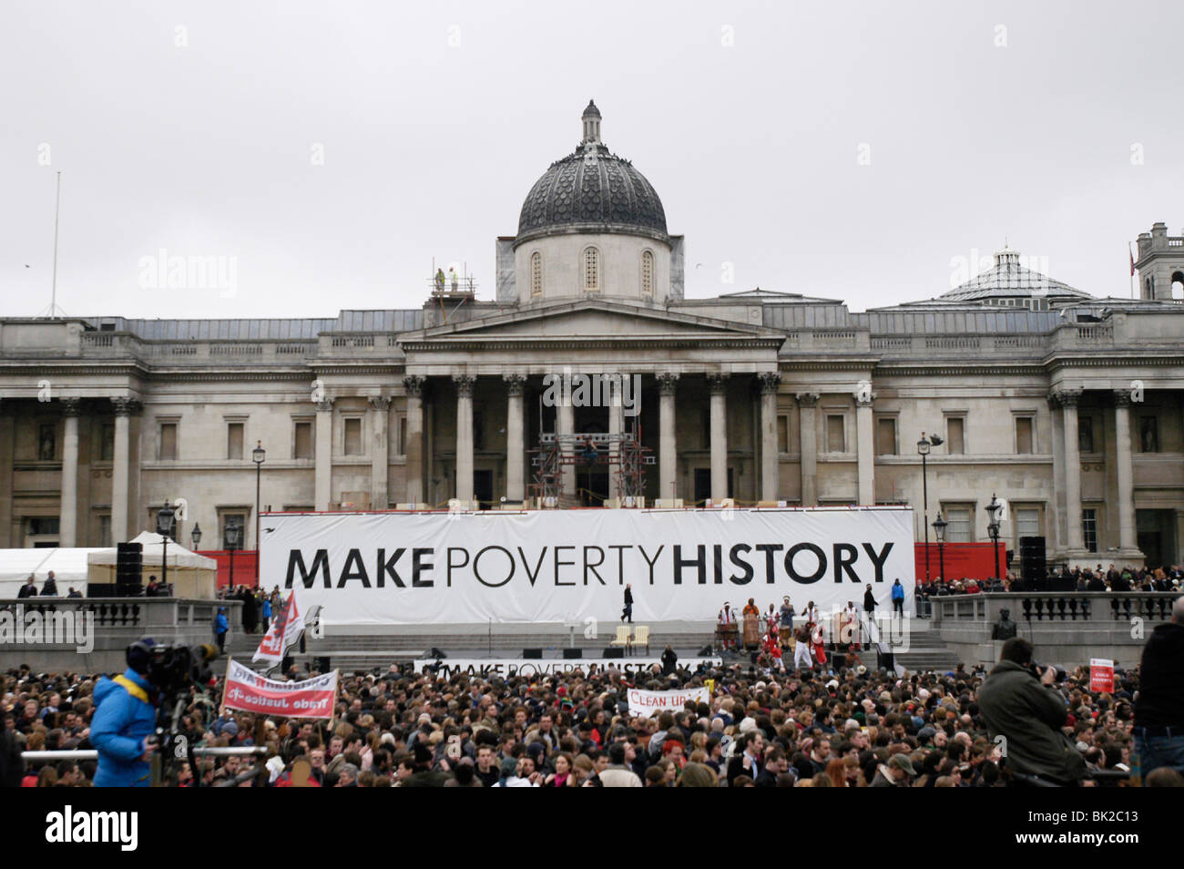 Nelson Mandela speaks to a crowd of thousands about obliterating world poverty - to raise awareness in Trafalgar Square Stock Photo