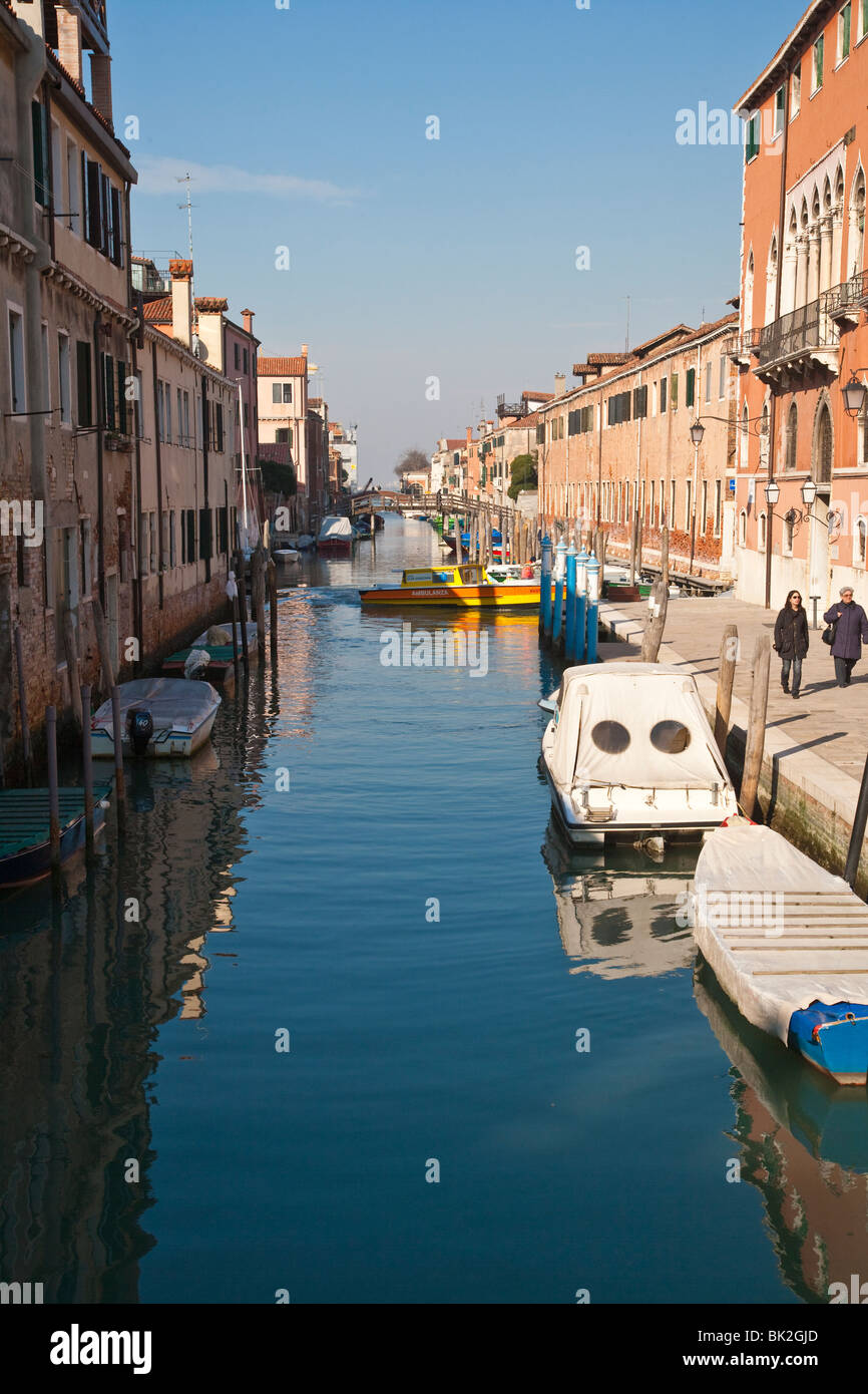 Old narrow houses boats canals hi-res stock photography and images - Alamy