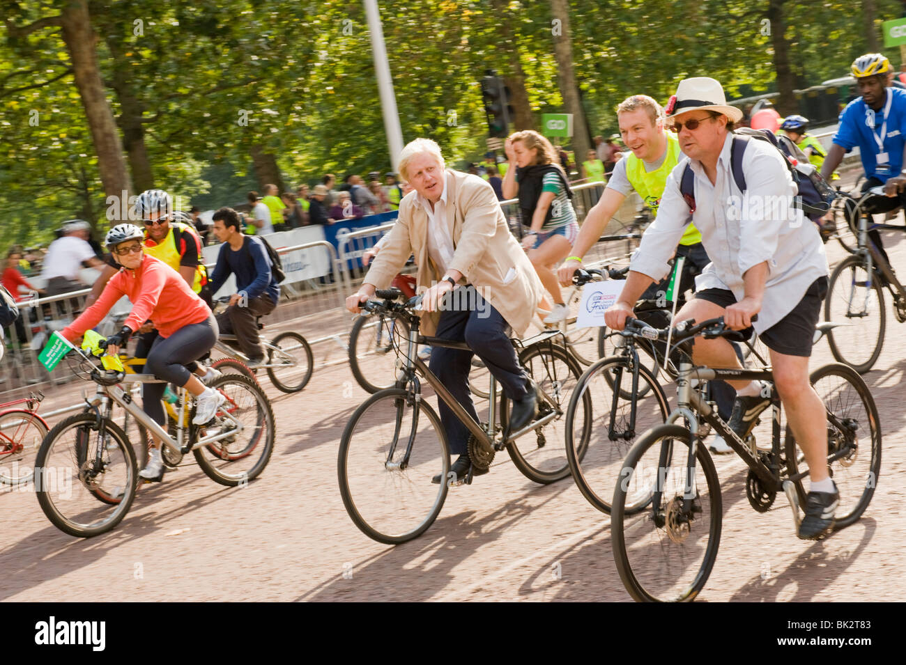 Boris Johnson, Mayor of London, talks to the crowd at the Freewheel bike ride, London, 21 September 2008. Stock Photo