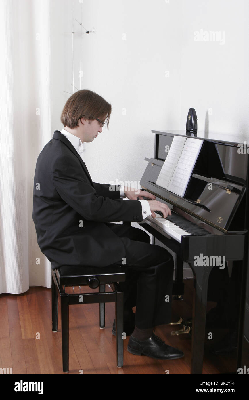 Piano man concert hi-res stock photography and images - Alamy