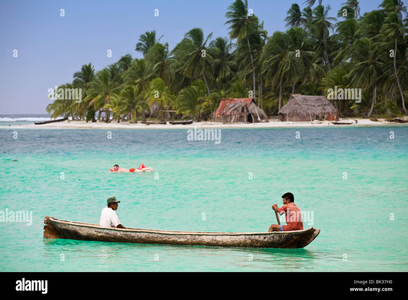 Men in dugout canoe near Devil Island, Comarca de Kuna Yala, San Blas Islands, Panama, Central America Stock Photo