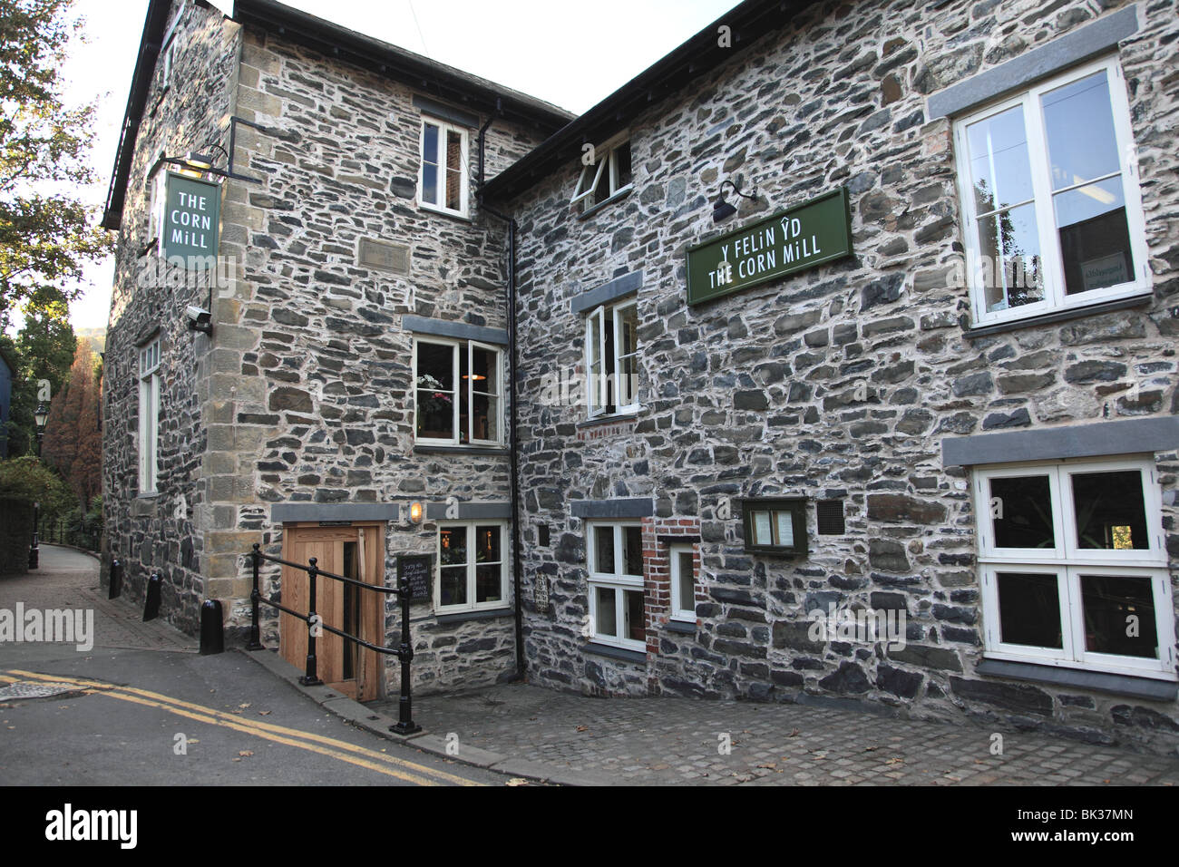 The Corn Mill pub and restaurant which overlooks the river Dee, Llangollen, North Wales Stock Photo