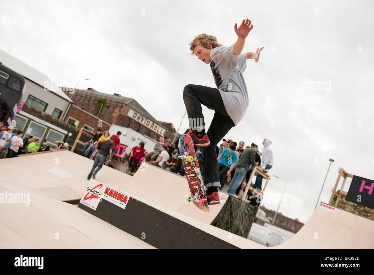 Skateboard jump hires stock photography and images Alamy