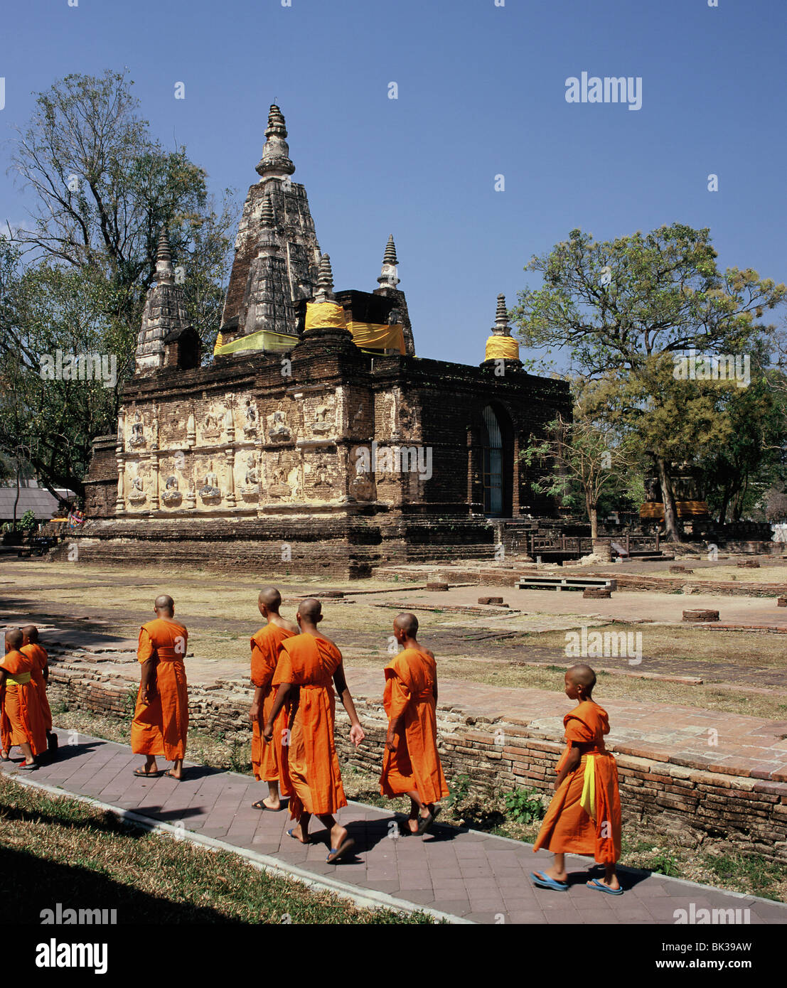 Monks in Wat Chedi Ched Yod, a 16th century Lanna monument, Chiang Mai, Thailand, Southeast Asia, Asia Stock Photo