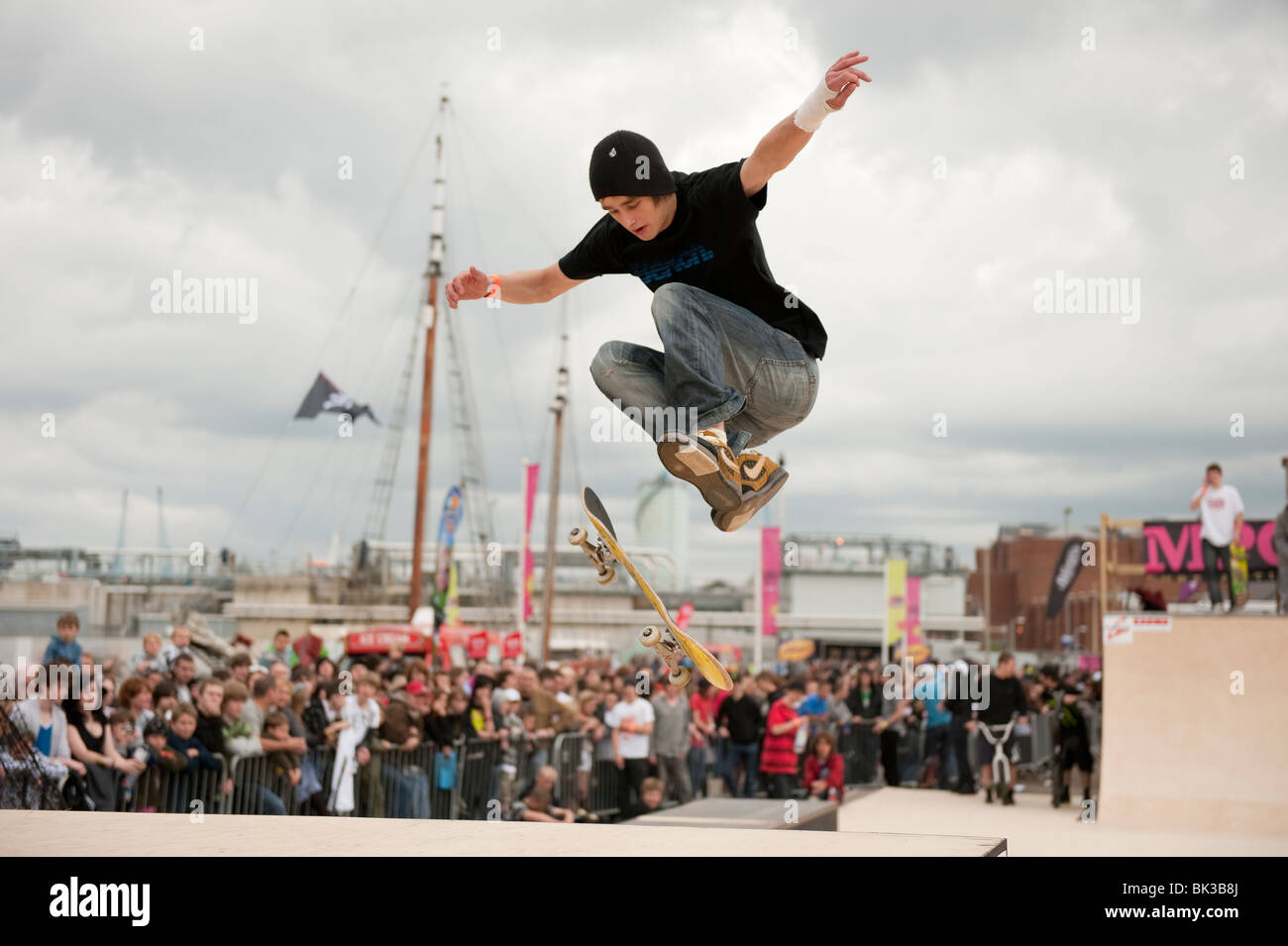 Skateboard jump tricks at show Stock Photo Alamy